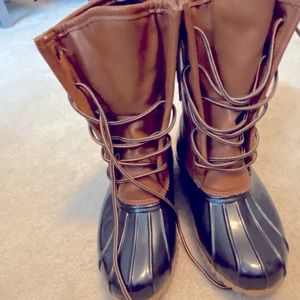 Womens gently used duck boots.